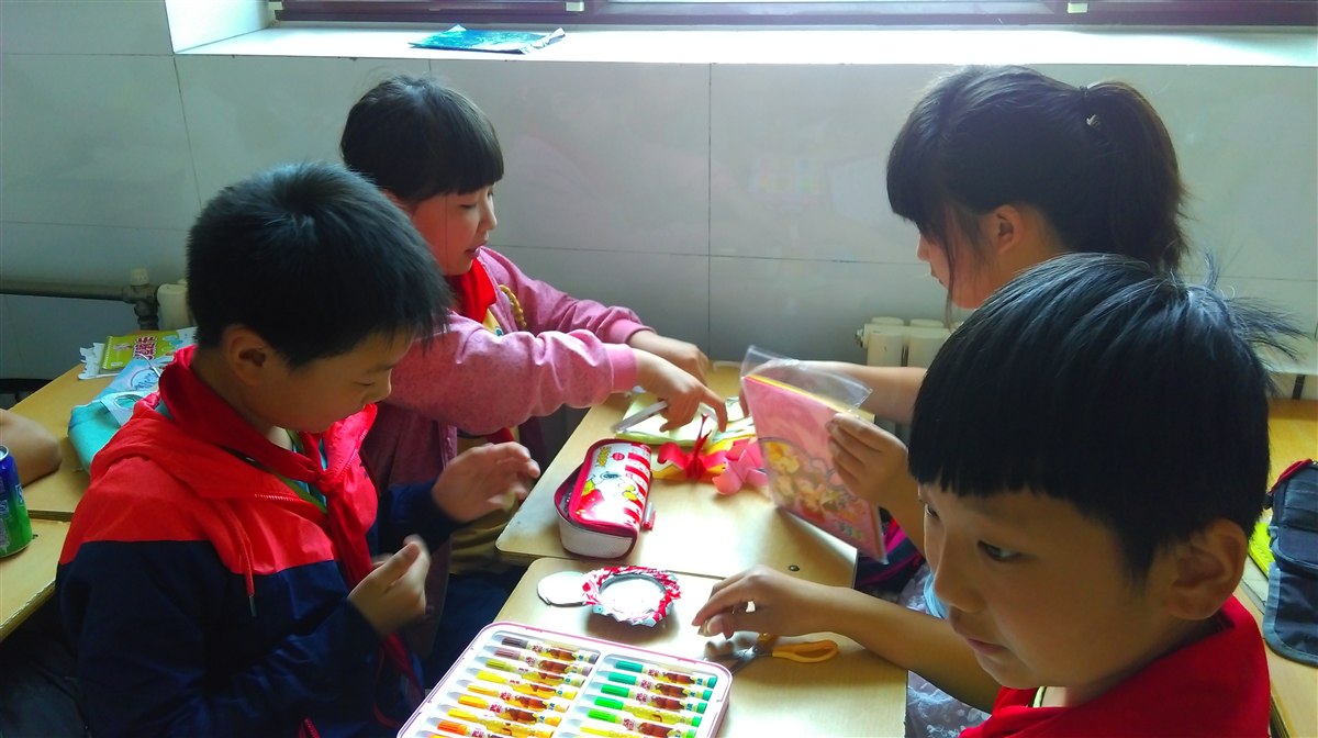 卵石制作的相框,古朴典雅;还有的学生用废旧纸盒